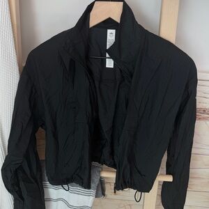 Alo Yoga Lightweight Cropped Windbreaker – Black